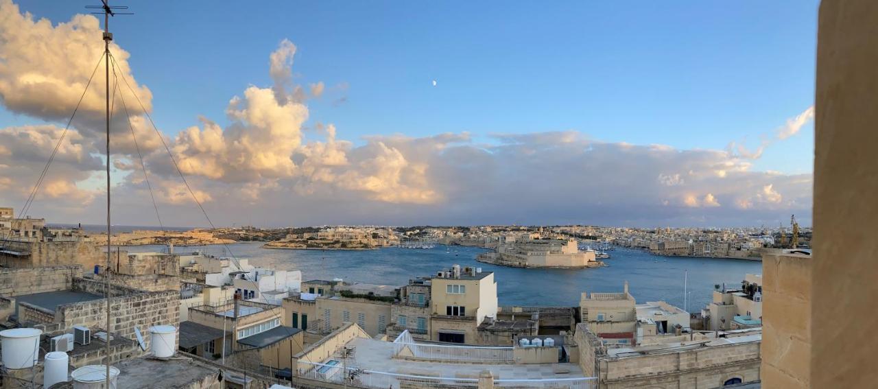 Valletta Luxe 3-Bedroom Duplex Penthouse With Sea View Terrace And Jacuzzi Room photo